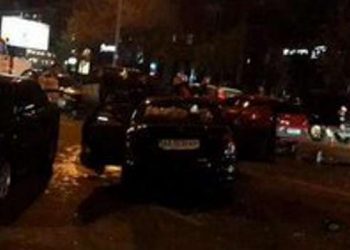 В Киеве на «зебере» водитель сбил двух женщин и разбил 6 авто