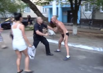 Патрульные полицейские усмирили пьяного хулигана в Киеве