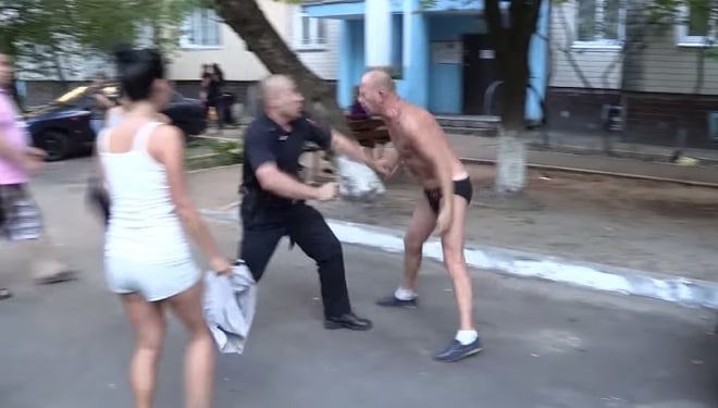 Патрульные полицейские усмирили пьяного хулигана в Киеве