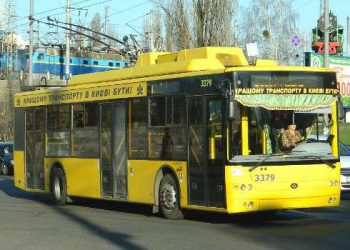 В Киеве из пневматического оружия обстреляли троллейбус