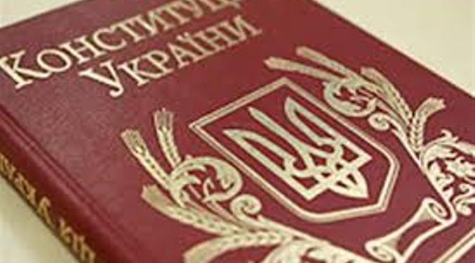 Почти 40 украинских интеллектуалов призывают Порошенко не изменять Конституцию в военное время