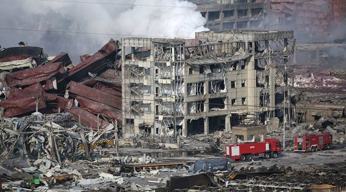 В китайском Тяньцзине из-под завалов вытащили 32 выживших человека