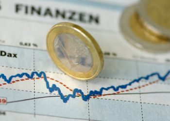 Биржевой курс рубля корректируется вверх на фоне дорожающей нефти