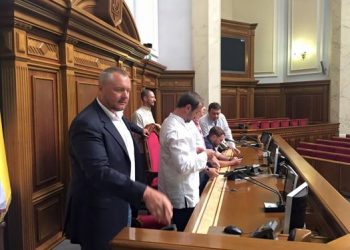 Депутаты Ляшко заблокировали трибуну Рады