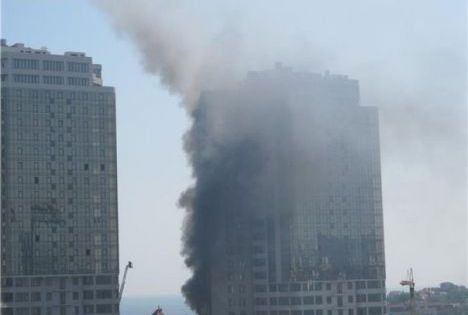 Курортный район Одессы окутан дымом из-за сильного пожара