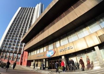 Ночью в Киеве горел отель, пострадал один человек