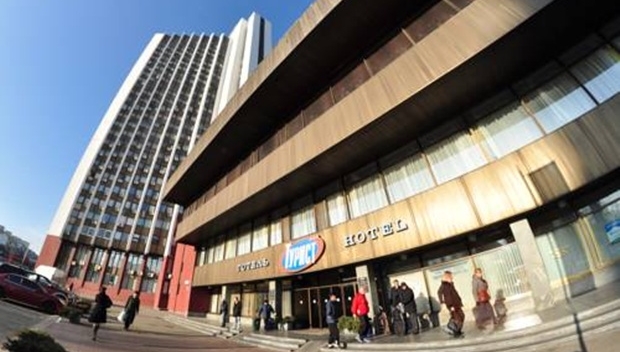 Ночью в Киеве горел отель, пострадал один человек