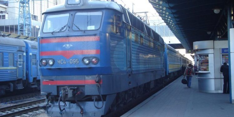 Во Львове поезд насмерть сбил мужчину