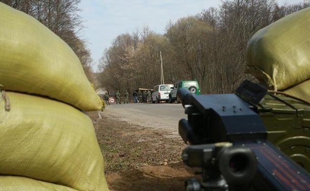 На Донбассе обстреляли авто с пограничниками и бойцами АТО