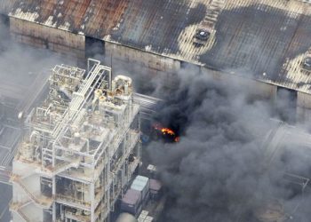Пожар на заводе возле токийского аэропорта потушен, - пресса