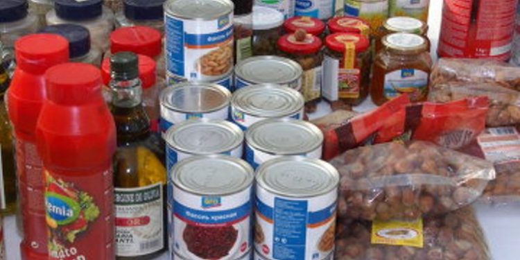 Казахстанцы мешками скупают продукты в магазинах