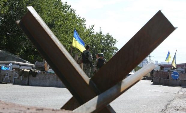 Пунктам пропуска в зоне АТО грозит закрытие из-за вражеских обстрелов