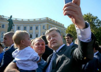 Порошенко сделал селфи во время принятия присяги в Одессе