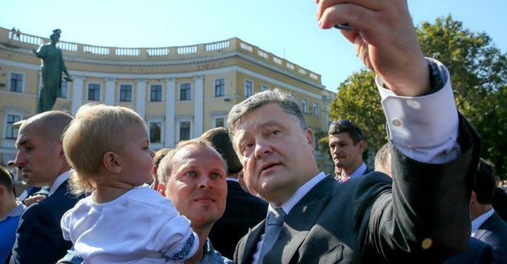 Порошенко сделал селфи во время принятия присяги в Одессе