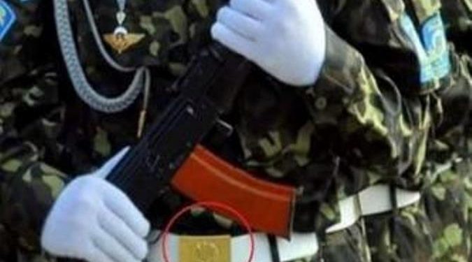 ВДВ России с плаката поздравили украинские десантники