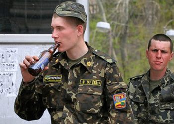 Волонтеры просят запретить продажу спиртного солдатам в Ровенской области