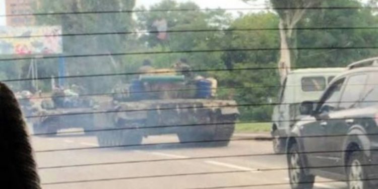 По центру Донецка проехали три танка, - пресса