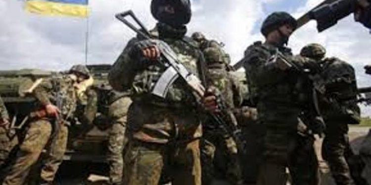 Военные железнодорожники приучают жителей Донецкой области петь гимн Украины