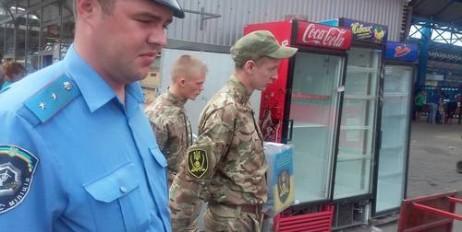 На киевском вокзале боец АТО задержал мошенников в форме