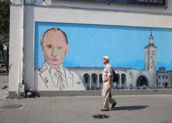 Неизвестные в Симферополе облили краской большое граффити с Путиным