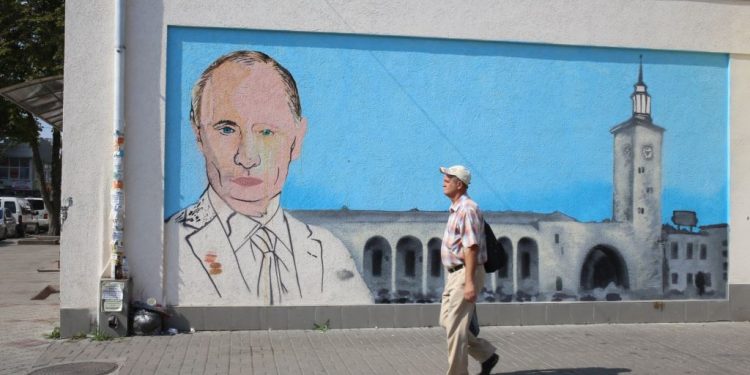 Неизвестные в Симферополе облили краской большое граффити с Путиным
