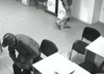 В Херсонской области сотрудник банка вступила в бой с вооруженным грабителем