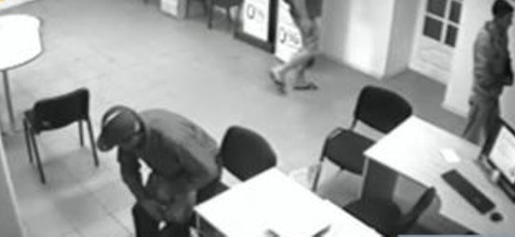 В Херсонской области сотрудник банка вступила в бой с вооруженным грабителем
