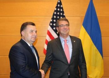 Полторак рассказал главе Пентагона о ситуации на Донбассе