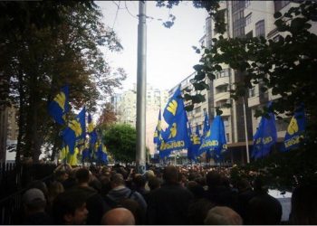 У здания парламента проходит съезд ВО «Свобода»