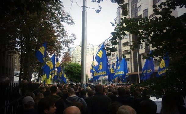 У здания парламента проходит съезд ВО «Свобода»