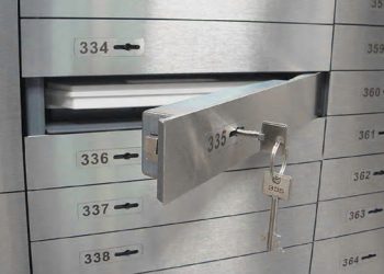 Киевские оперативники задержали киевлянина, который украл из банковской ячейки почти 100 000 гривен. Об этом девятого сентября рассказали в пресс-службе УМВД Украины в городе Киеве. Информацию передает Свит24. Молодой человек в одном из банков снял сейфовое хранилище. Во время визита в учреждение преступник с помощью подручных средств открыл соседний ящик и похитил почти 100 тыс. гривен.