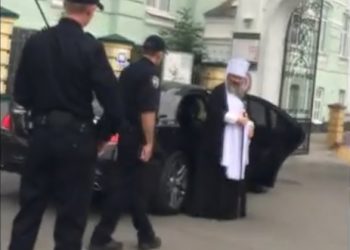 Патрульная полиция остановила авто священника за нарушение правил