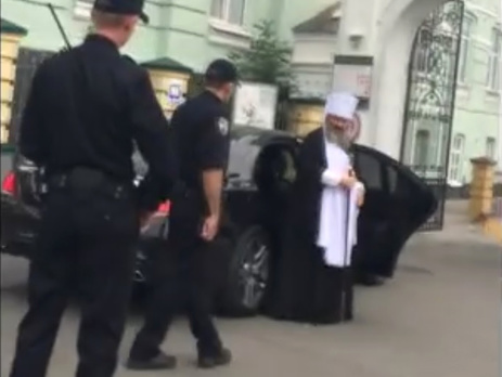 Патрульная полиция остановила авто священника за нарушение правил