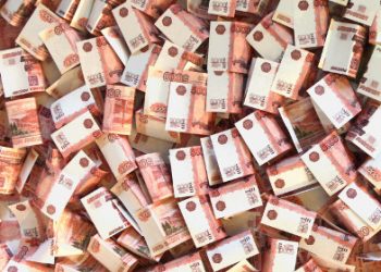 Правоохранители сообщили о коробке с деньгами в квартире в Костроме