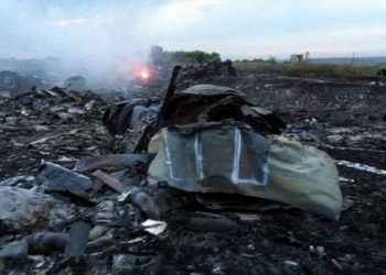 На месте крушения «Боинга» еще находят улики