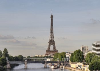 Эйфелева башня пять часов была закрыта