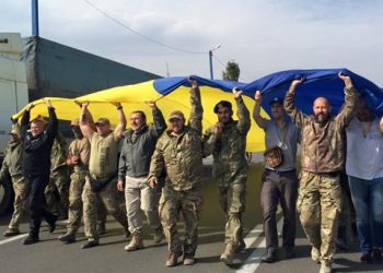 На границе Крыма развернули большой флаг Украины