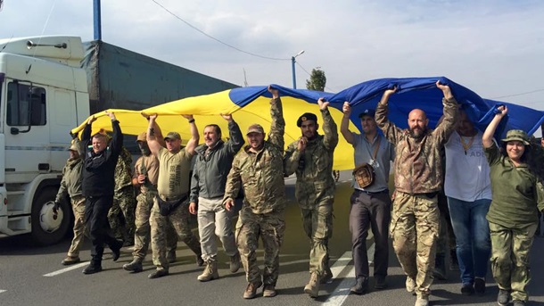 На границе Крыма развернули большой флаг Украины