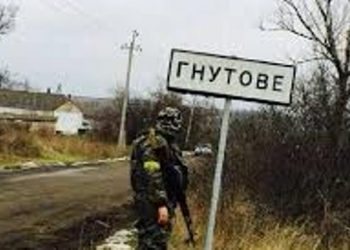 Украинские солдаты обезвредили минное поле возле села Гнутово