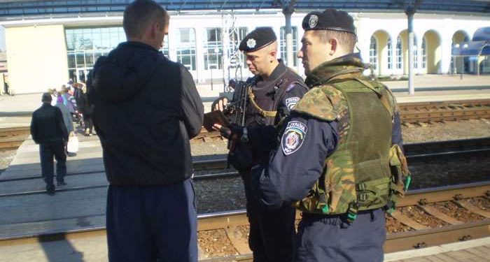 В поезде Николаев-Киев пьяный пассажир угрожал людям гранатой