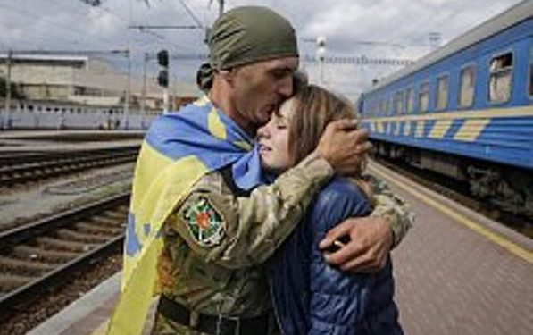 Трое солдат АТО вернулись из Италии с современными протезами рук