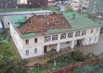 В Казани ураган снес крышу дома, есть пострадавшие