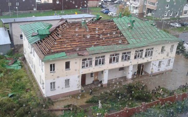 В Казани ураган снес крышу дома, есть пострадавшие