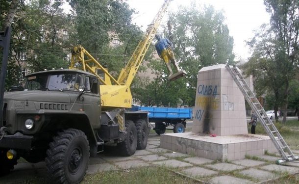 В Киеве снесут более 100 советских памятников