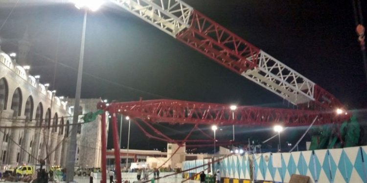 В интернете появилось видео обрушения крана в мечети в Мекке
