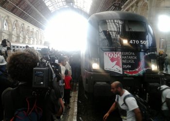 На вокзале в Будапеште мигранты штурмовали поезд