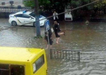 Потоп по-львовски: Новая полиция носит женщин на руках