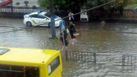Потоп по-львовски: Новая полиция носит женщин на руках