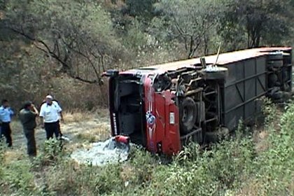 В Мексике с обрыва упал автобус со студентами