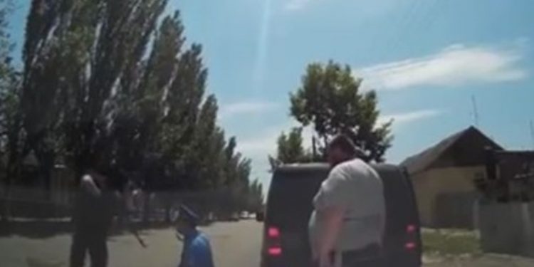 Появилось видео, как Мосийчук ставит на колени ГАИишников